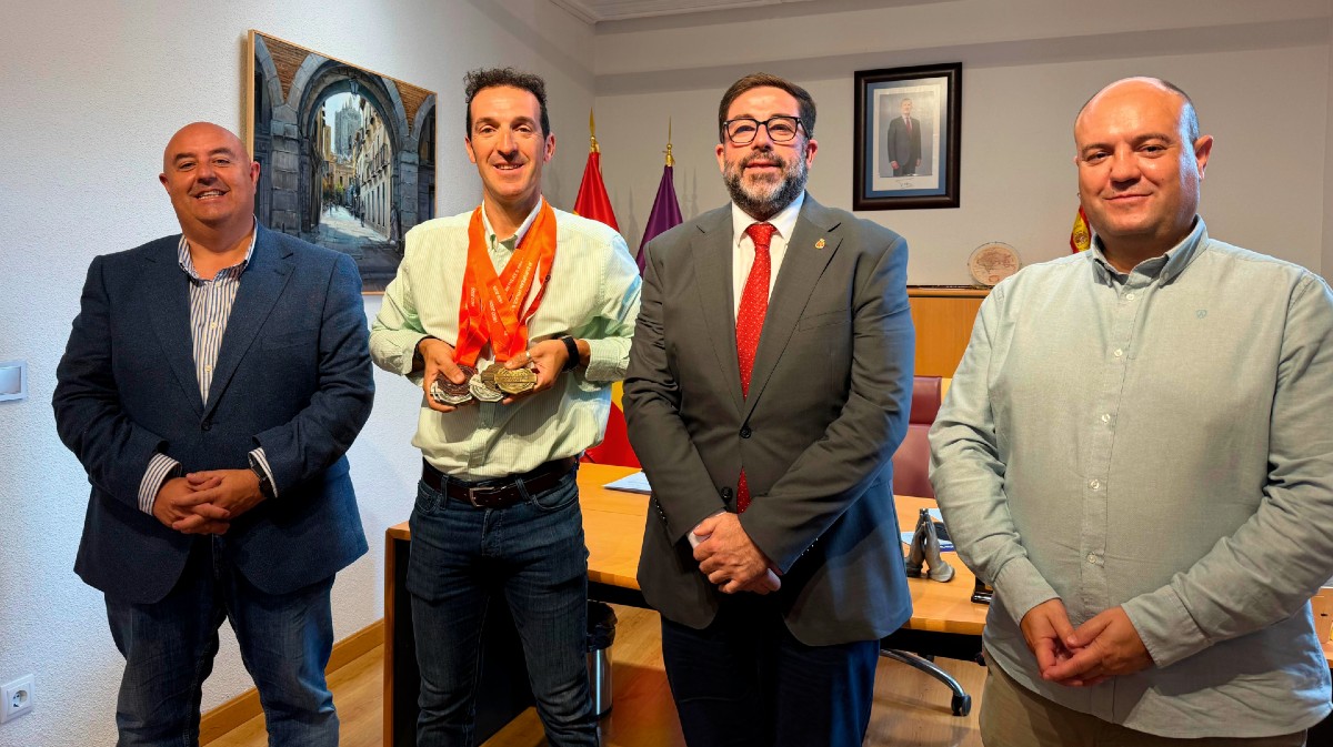 El polic&iacute;a nacional Rub&eacute;n de la Mata muestra las medallas al ser recibido por el alcalde de &Aacute;vila.