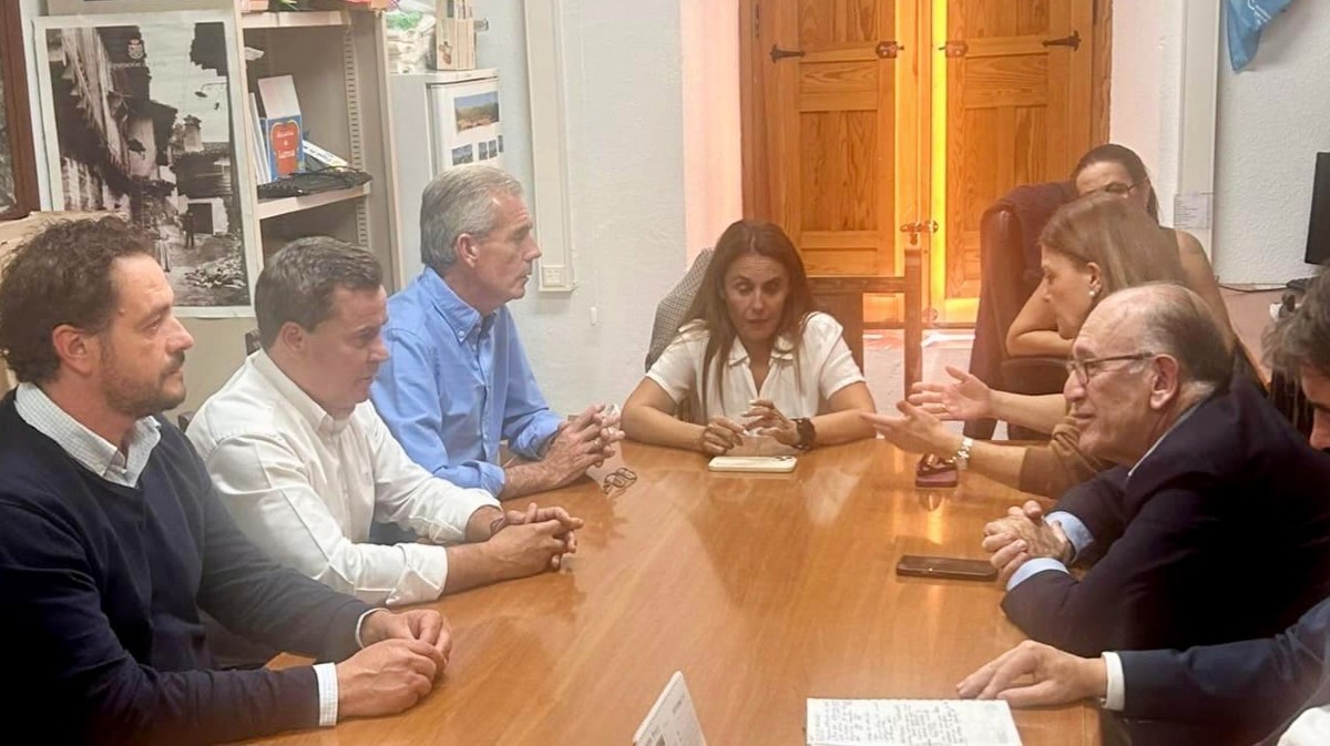Representantes de Junta y Diputaci&oacute;n con la alcaldesa de Casavieja, Vanessa Mu&ntilde;oz.
