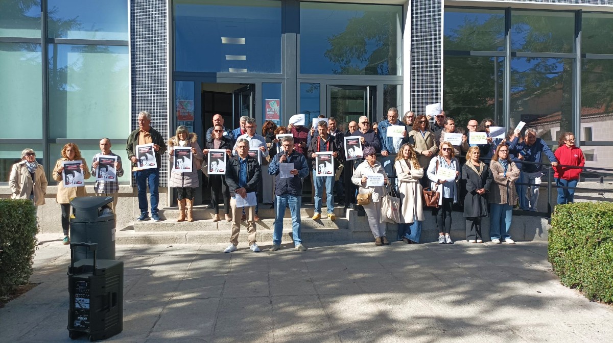 Concentraci&oacute;n de UGT y CCOO en recuerdo a Maricarmen, la anciana desahuciada que falleci&oacute; despu&eacute;s.