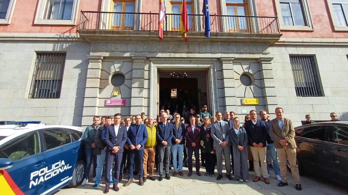 Minuto de silencio ante la Subdelegaci&oacute;n del Gobierno.