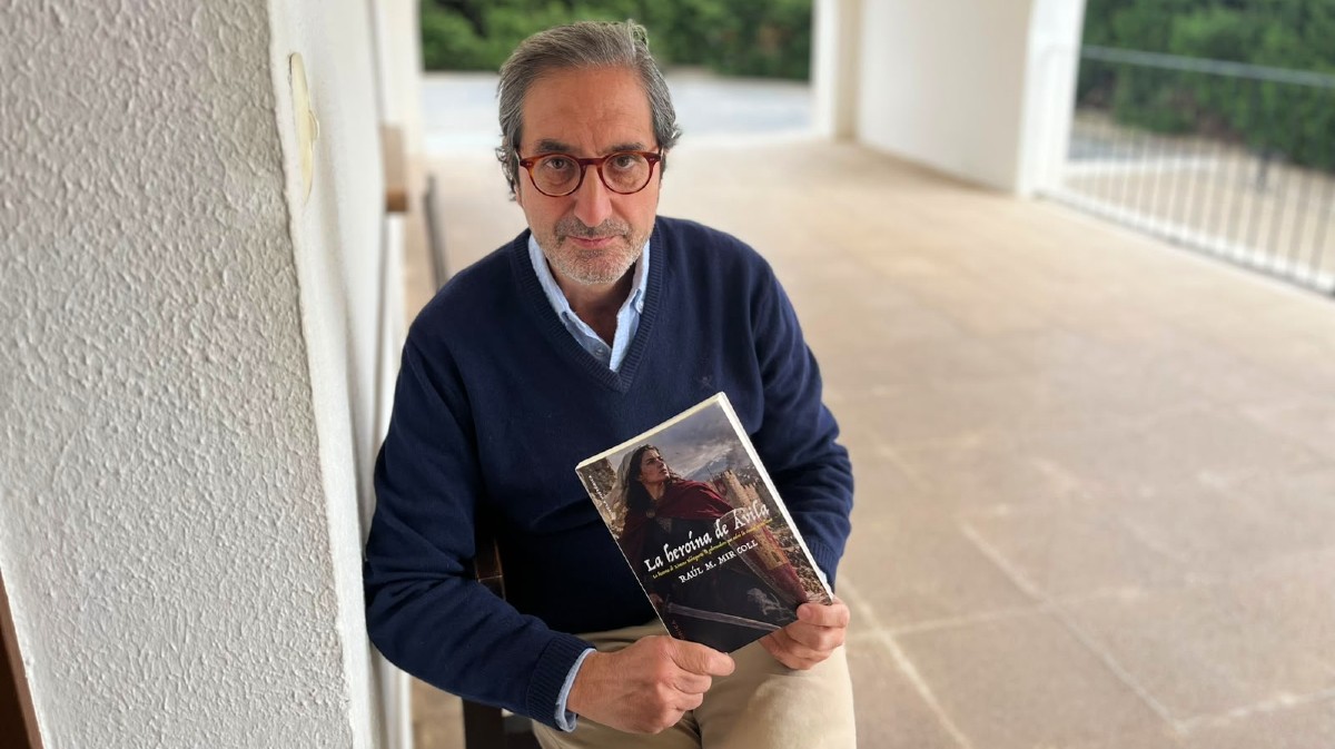 Ra&uacute;l M. Mir con su novela &lsquo;La hero&iacute;na de &Aacute;vila&rsquo;.
