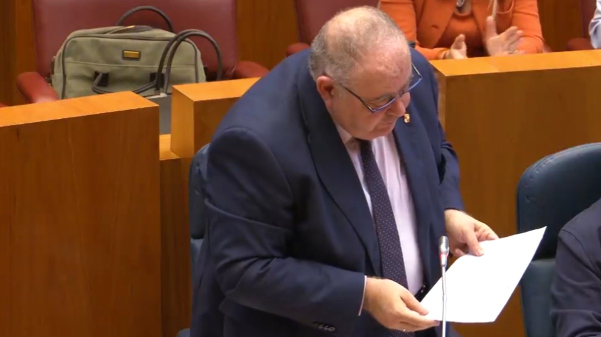 El consejero de Sanidad en el pleno de las Cortes.