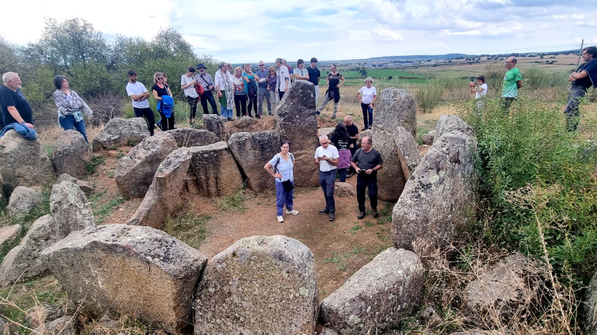 Visita de los Amigos del Museo a la Ciudad de Vascos y el Dolmen de Azut&aacute;n.