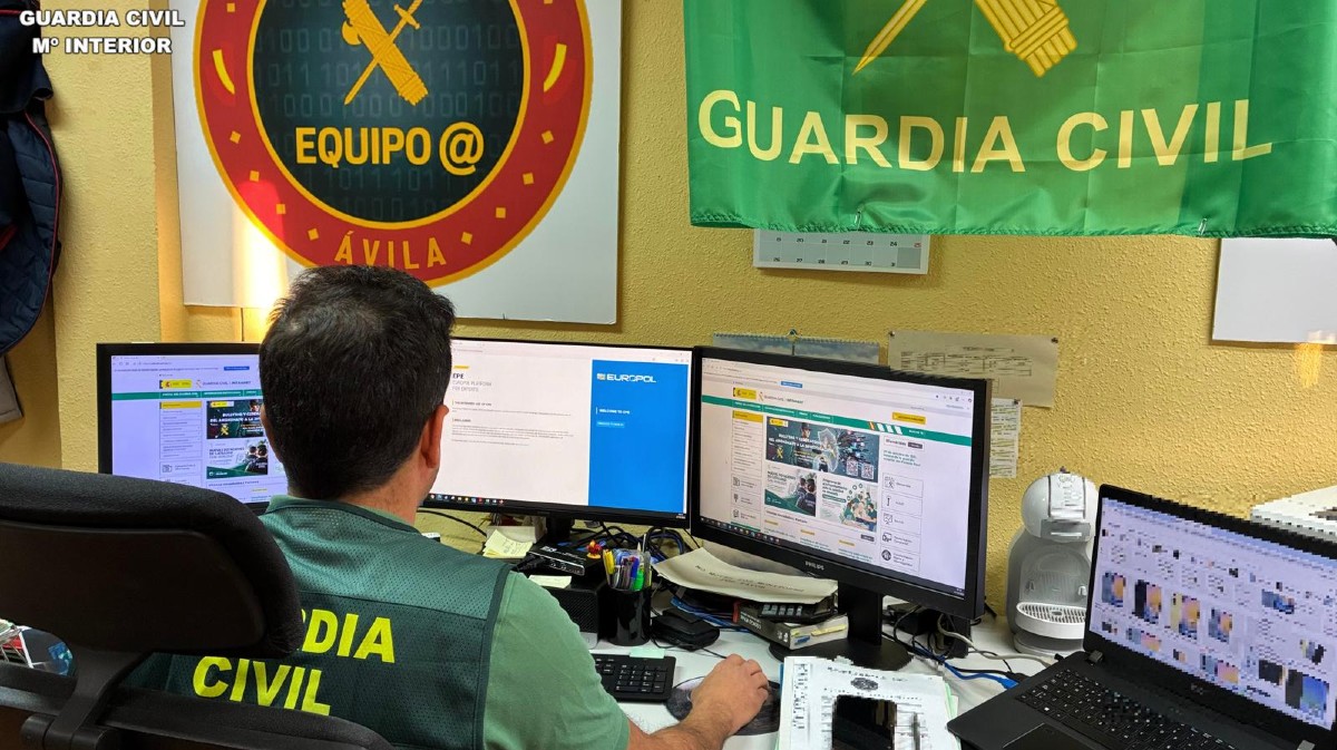 Agente del Equipo@ de la Guardia Civil.