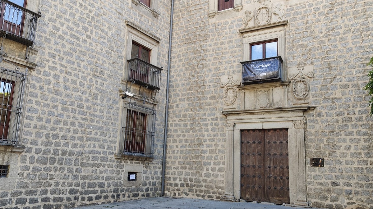 Fachada del palacio de Los Serrano.