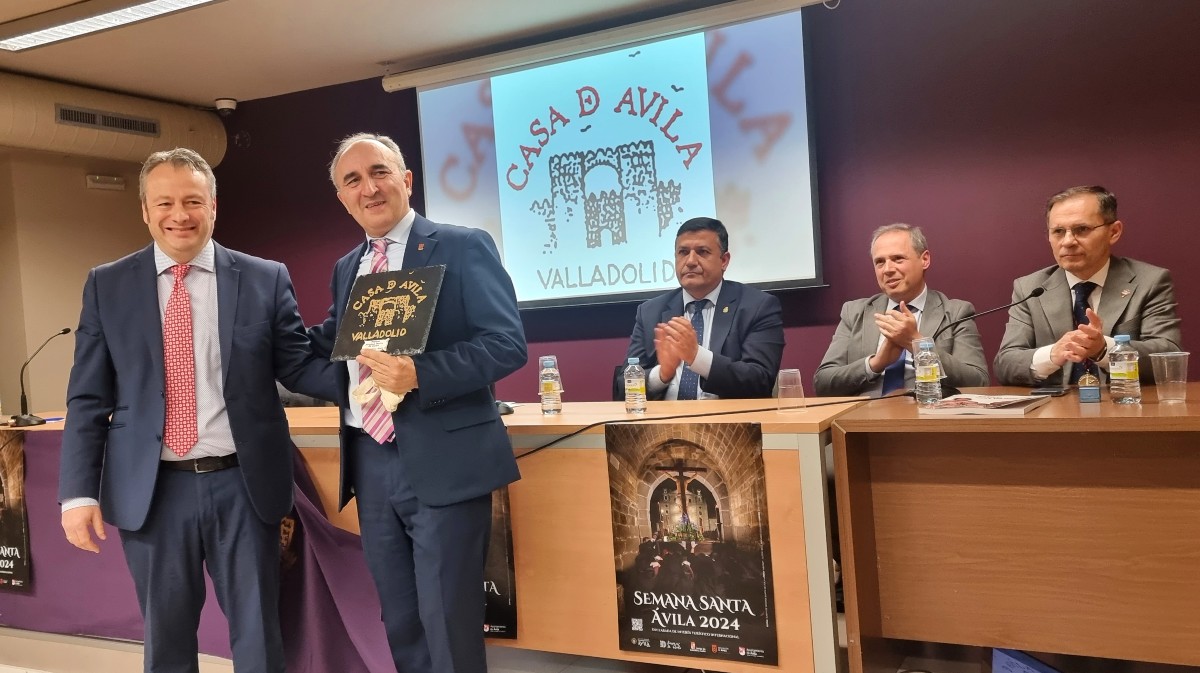 Imagen de archibo de un acto de la Casa de &Aacute;vila en Valladolid.