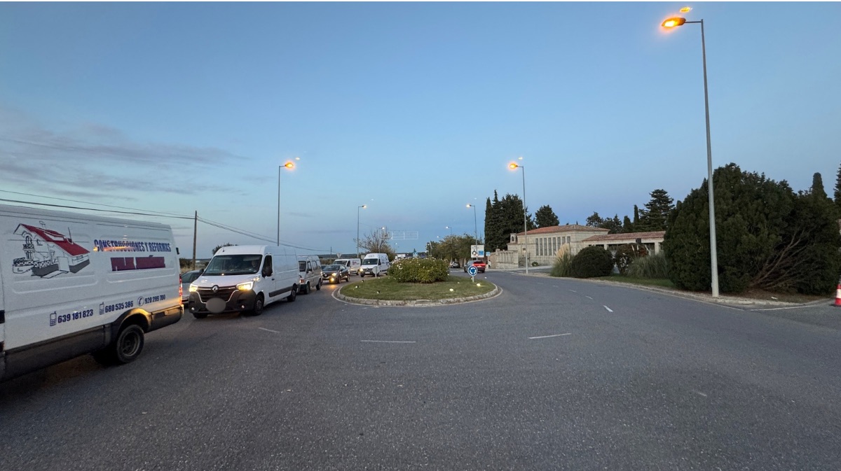 Tr&aacute;fico en la rotonda de acceso al cementerio