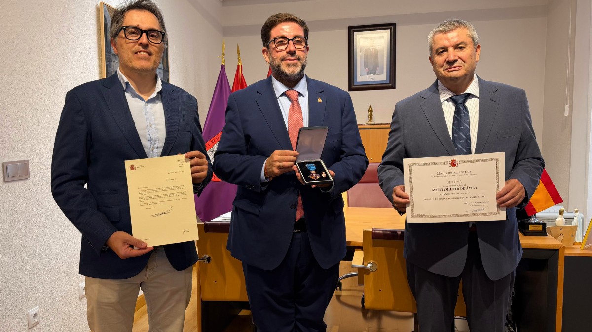 El subdelegado del Gobierno y el directror de la c&aacute;rcel de Brieva, con el alcalde de &Aacute;vila.
