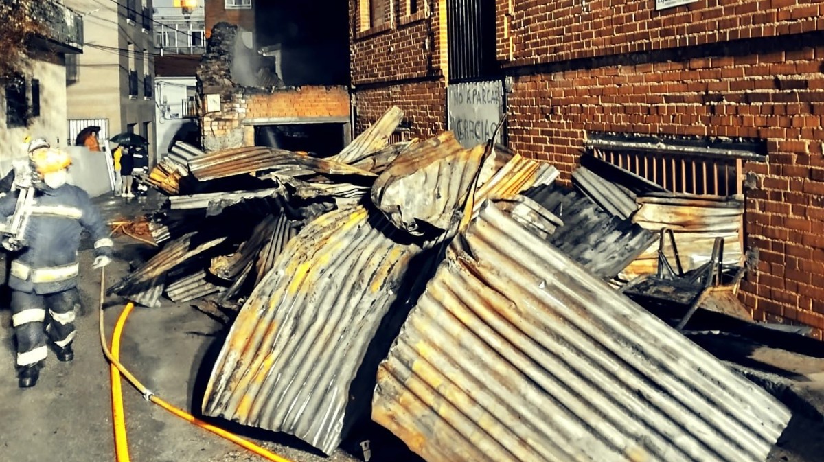 Incendio en un antiguo establo de El Tiemblo. Foto: @EmergenciaAvila.
