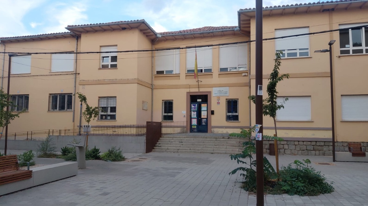 Fachada del colegio Reina Fabiola