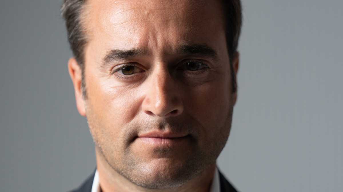 Javier Rumbo Lorenzo, exdirectivo de Banco Santander, detalla las diferencias entre una EAF y un banco en España