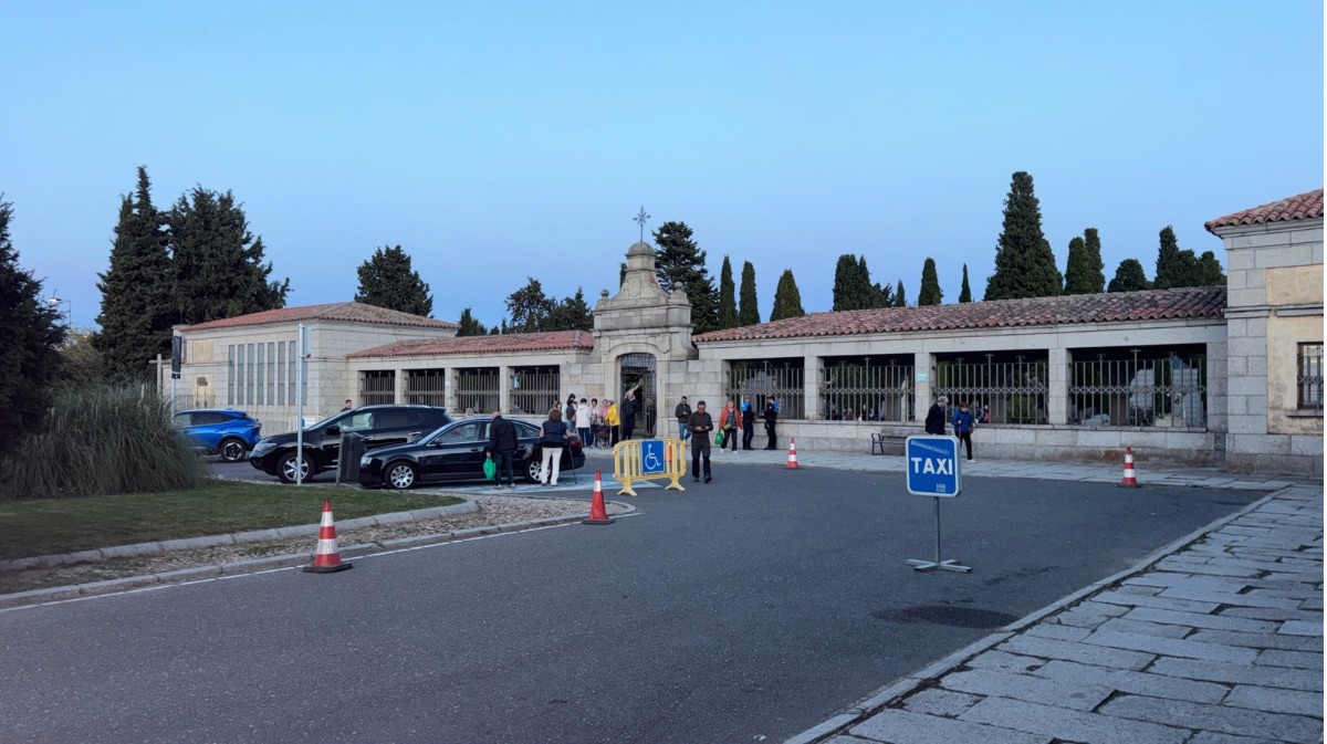 Plazas habilitadas en el acceso al cementerio