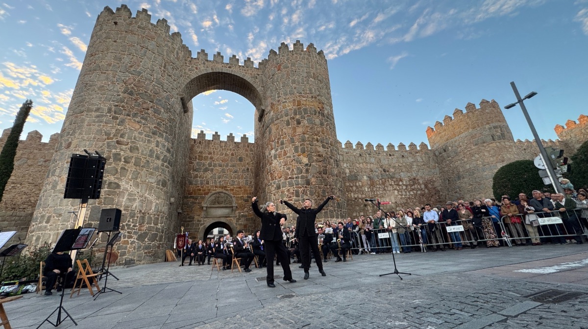 Javier Del Real junto a la Banda de M&uacute;sica de &Aacute;vila durante la ofrenda