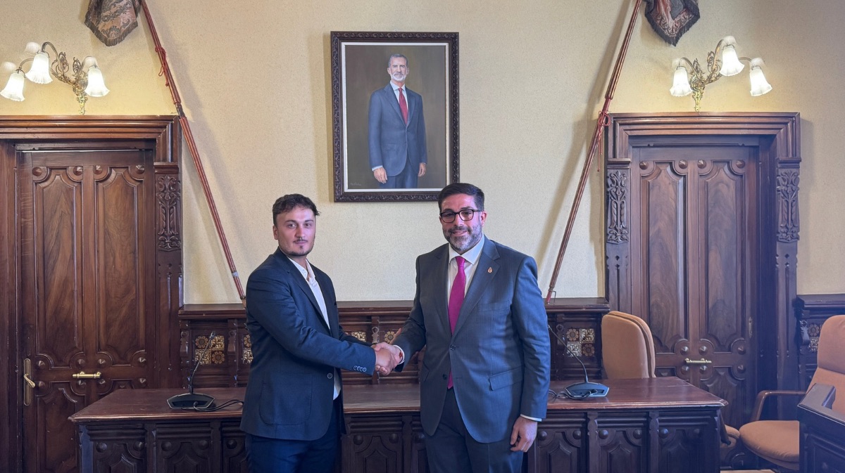 El artista Diego del Pozo junto al alcalde de &Aacute;vila, Jes&uacute;s Manuel S&aacute;chez Cabrera