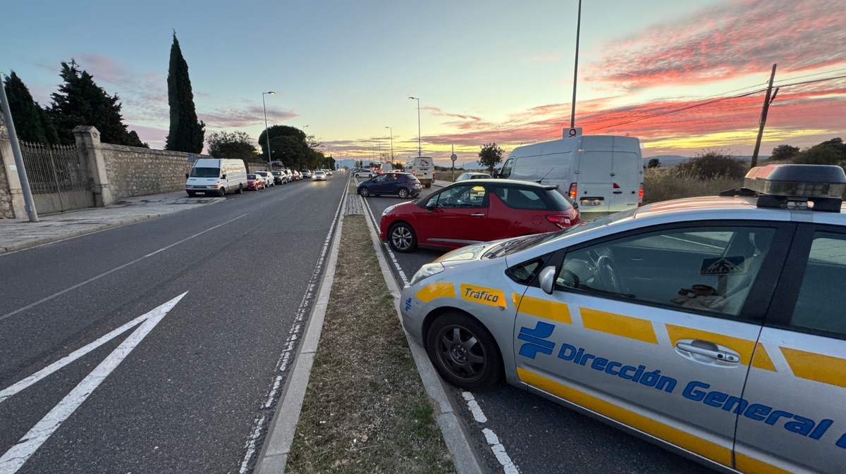 Tr&aacute;fico y plazas de aparcamiento en el acceso al cementerio