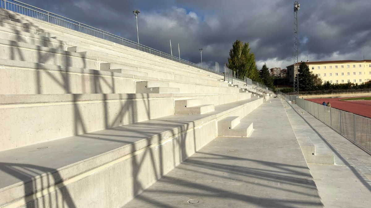 Renovado grader&iacute;o e instalaciones de atletismo de la Ciudad Deportiva.