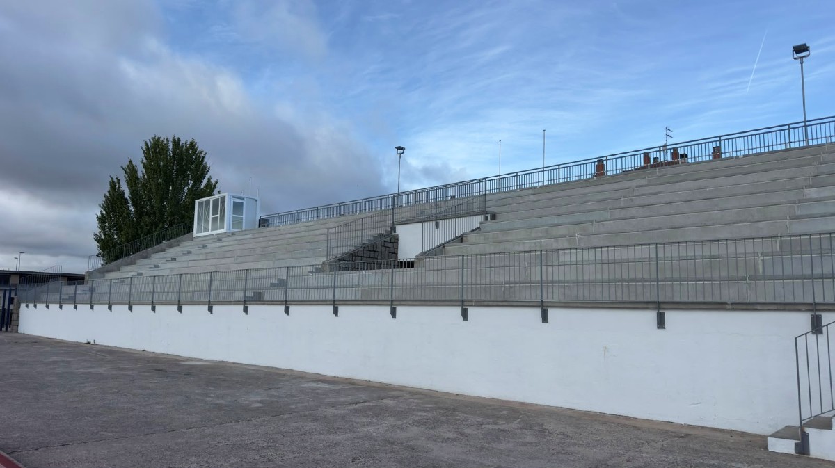 Renovado grader&iacute;o e instalaciones de atletismo de la Ciudad Deportiva.