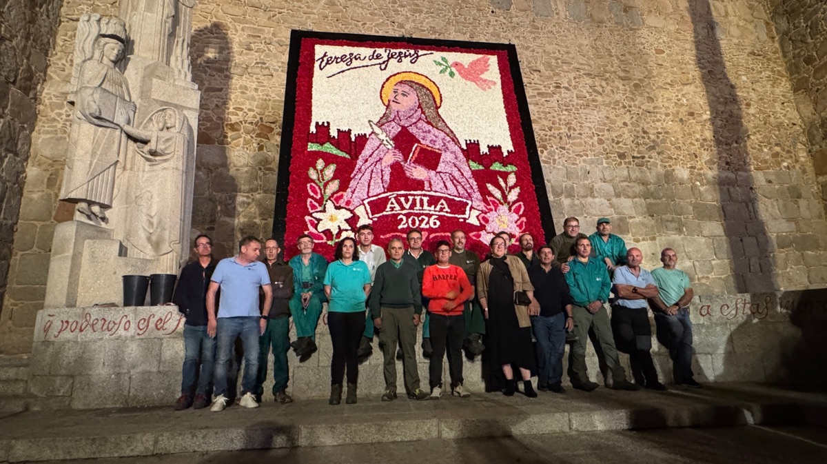 Operarios del servicio de jardines encargados del mural