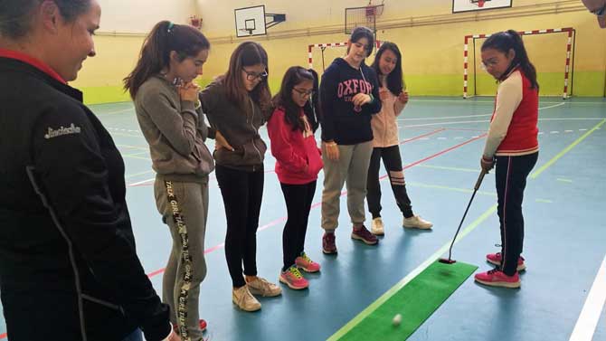 La golfista Marta Muñoz con alumnos del IES Vasco de la Zarza.