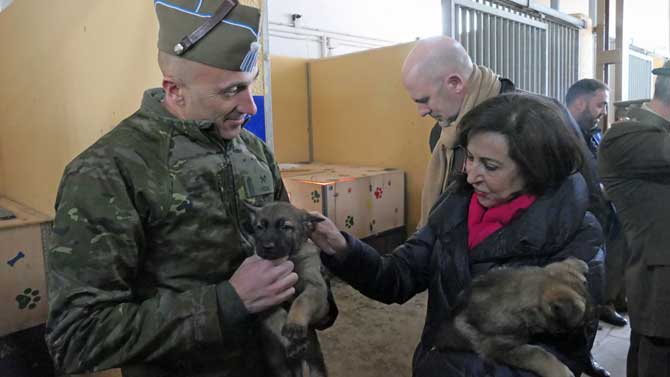Margarita Robles en su reciente visita al Centro de Cr&iacute;a Caballar.