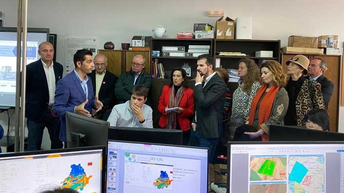 Margarita Robles, junto a Luis Tudanca, durante su visita a las instalaciones del grupo TIDOP de la USAL en &Aacute;vila.