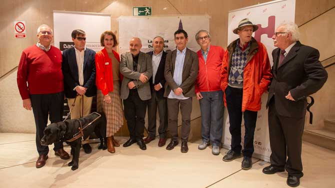 Los premiados por La Sombra del Ciprés con su presidente.