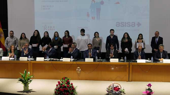 Entrega de distinciones a los jóvenes donantes de sangre.