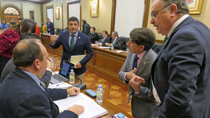 El presidente de la Diputaci&oacute;n a su llegada al sal&oacute;n de plenos de la Diputaci&oacute;n.