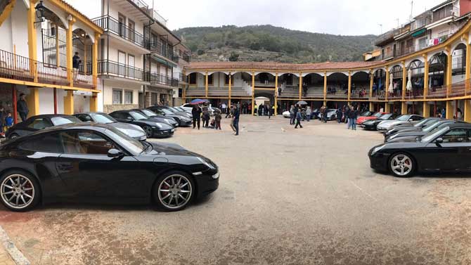 Concentración de porsches en Pedro Bernardo.