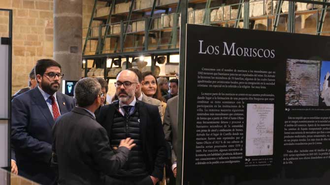 El consejero de Cultura inaugura la exposición dedicada al Mancebo de Arévalo.