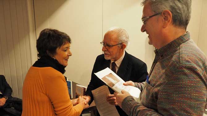 La delegada del Gobierno saluda a Jos&eacute; Mar&iacute;a Merino ante Jorge Barriuso.