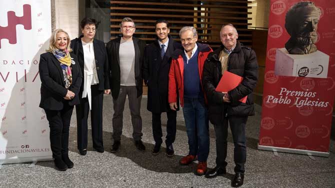 Los galardonados con la Distinciones Pablo Iglesias con el secretario provincial y regional de UGT.