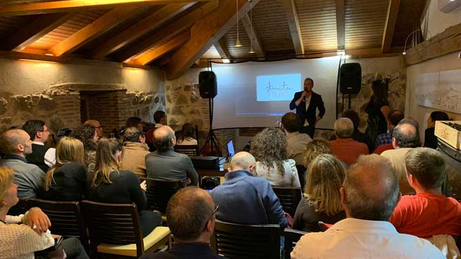 Jes&uacute;s del Caso presenta la serie de viajes 'Descubrir'.