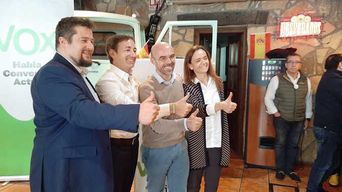 El eurodiputado de Vox Jorge Buxadé con candidatos de Ávila.
