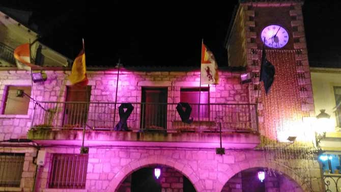 Ayuntamiento de Mijares iluminado por el D&iacute;a contra la Violencia de G&eacute;nero.