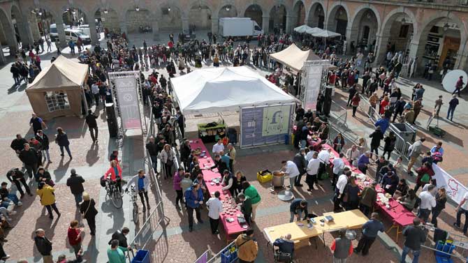 Reparto de judías de El Barco en Judiávila.