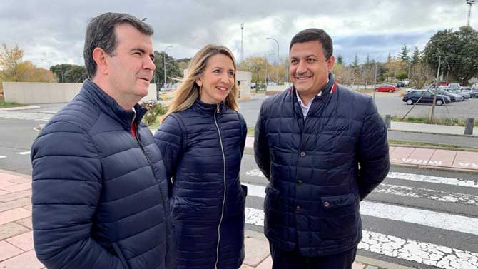 Candidatos del PP y presidente ante la Escuela de Policía.