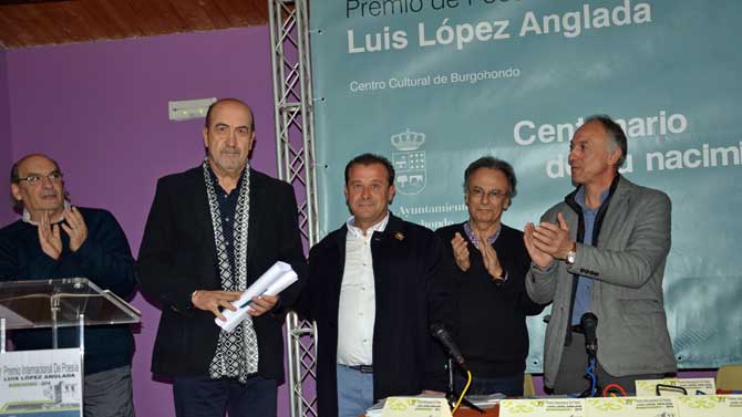 Miguel S&aacute;nchez Robles recibe el premio Luis L&oacute;pez Anglada.