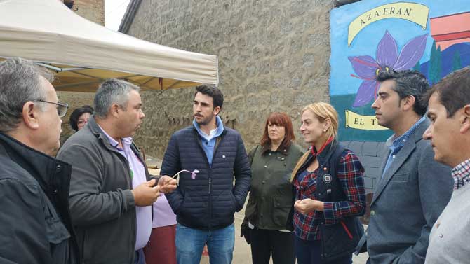 Manuel Hernández y Marta García en el huerto de Azafrán El Tiemblo.