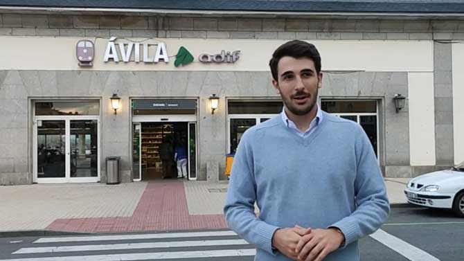 Manuel Hernández en la estación de ferrocarril.