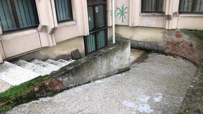 Entrada al Centro Coordinador de Bibliotecas.