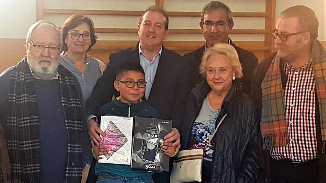 Entrega de un premio del certamen 'Ávila en dos pinceladas'.