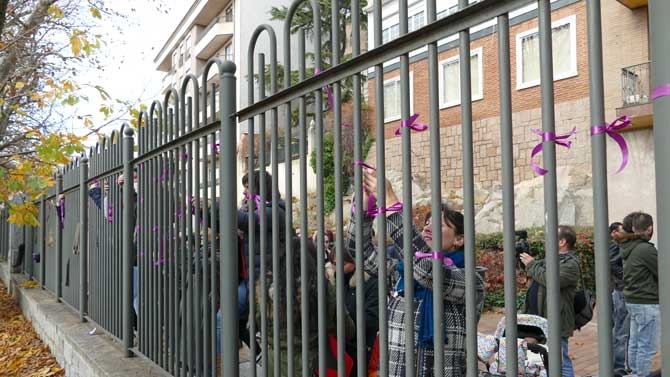 Colocación de lazos morados en San Roque.