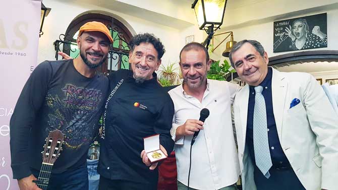 El cortador Florencio Sanchidri&aacute;n (segundo izquierda) con el  cantaor Maita Vendeca, el presentador Santi Mu&ntilde;oz y el periodista gastron&oacute;mico Pepe Oneto.
