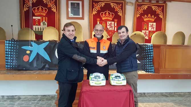 Entrega de desfibriladores de La Caixa al Ayuntamiento de Sotillo de la Adrada.