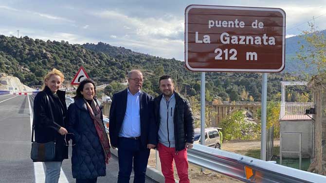 Margarita Robles en el puente de la Gaznata.