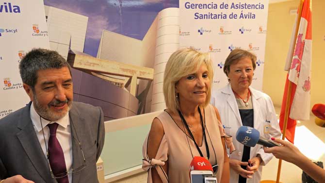 La consejera de Sanidad en su visita a Ávila en agosto.