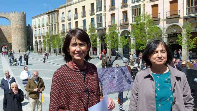 Dos de las hijas de Delibes en Ávila en 2013.