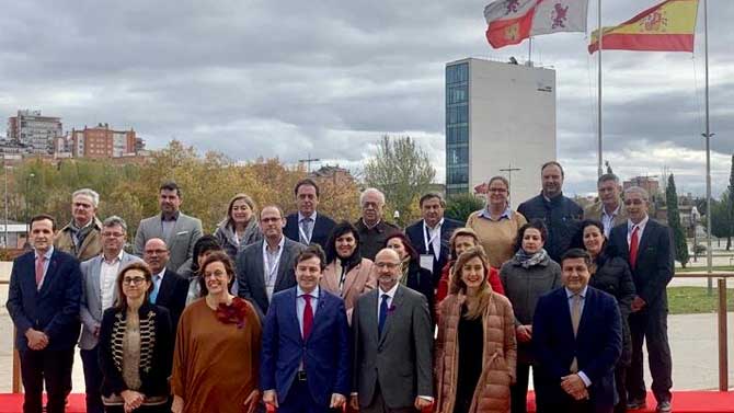 Los presidentes de la Junta y Cortes con la nueva ejecutiva de la FrmpCyL.