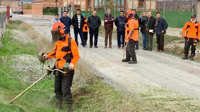 Visita de responsables institucionales a los empleados del programa Elmet en El Fresno.